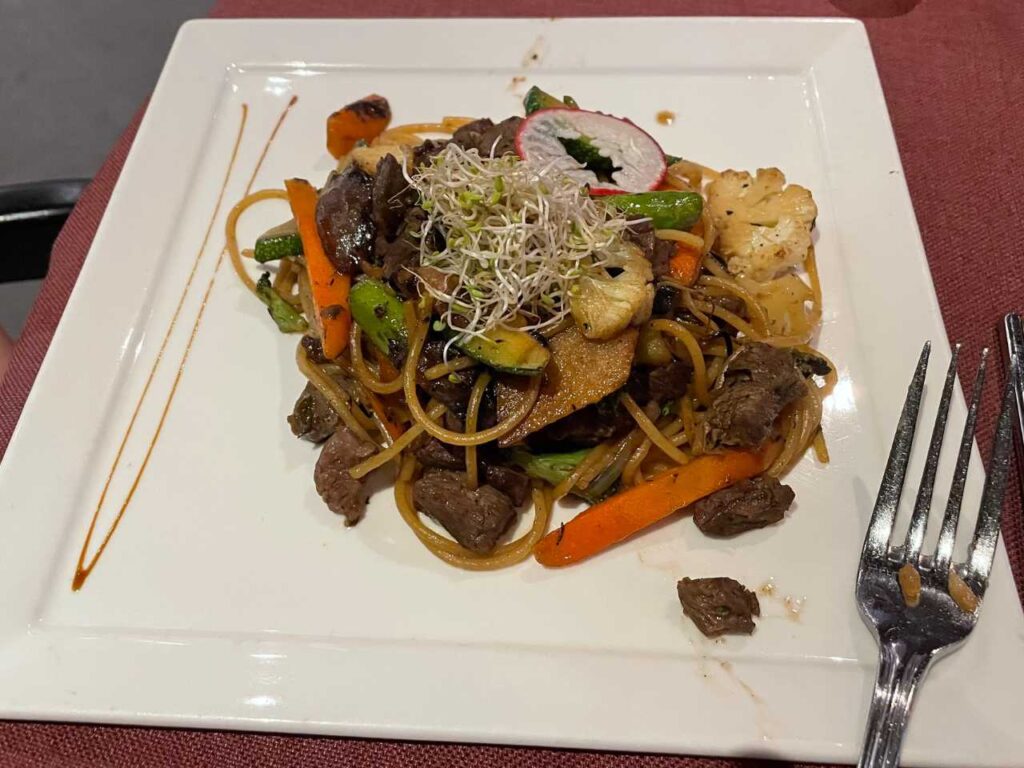 Chow Mein with Beef Steak: Udon pasta / vegetables / ginger