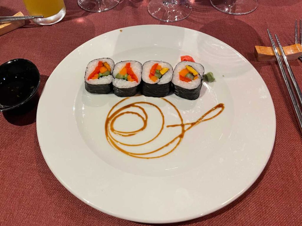 Veggy Roll: Pepper / banana / carrot / asparagus / seaweed on the outside